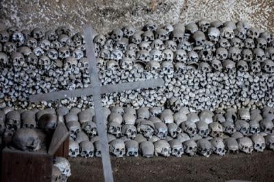 Halloween a Napoli. Il Cimitero delle Fontanelle. Halloween a Napoli. Il Cimitero delle Fontanelle.