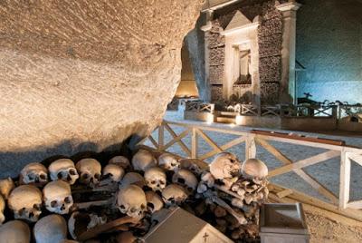 Halloween a Napoli. Il Cimitero delle Fontanelle. Halloween a Napoli. Il Cimitero delle Fontanelle.