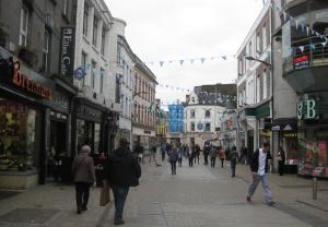 Galway: la cittadina pittoresca e cosmopolita dal sapore irlandese Shop Street nel centro storico di Galway
