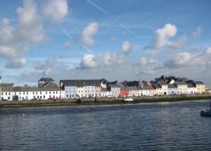Galway: la cittadina pittoresca e cosmopolita dal sapore irlandese Vista su Galway alla foce del fiume Corrib