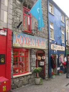 Galway: la cittadina pittoresca e cosmopolita dal sapore irlandese Tipici negozi in Quay Street a Galway