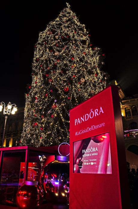 Perché l'albero di natale di Roma fa pietà e quello di Milano è bellissimo? Perché l'albero di natale di Roma fa pietà e quello di Milano è bellissimo?