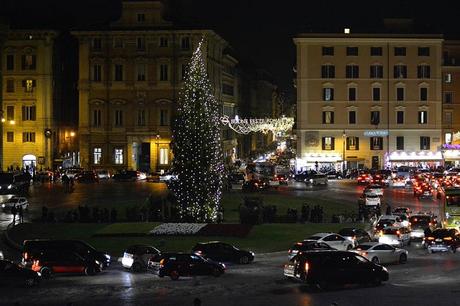 Perché l'albero di natale di Roma fa pietà e quello di Milano è bellissimo? Perché l'albero di natale di Roma fa pietà e quello di Milano è bellissimo?