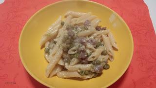Penne Carbonare con piselli e salsiccia al pepe. Penne Carbonare con piselli e salsiccia al pepe.