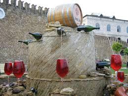 In Abruzzo una fontana distribuisce vino a tutti i cittadini gratuitamente In Abruzzo una fontana distribuisce vino a tutti i cittadini gratuitamente