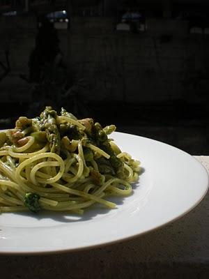 Spaghetti con Asparagi e Noci su pesto di Prezzemolo al Pecorino