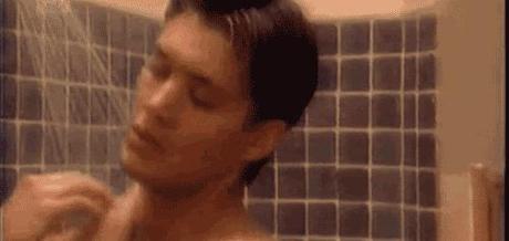 Jensen Ackles nudo in doccia (con immancabile bertuccia)