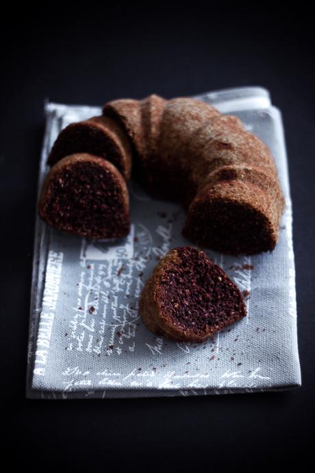 Una ciambella inverosimilmente buona senza uova, senza latte, senza burro e senza olio. Light??…un dolce “senza”. Una ciambella inverosimilmente buona senza uova, senza latte, senza burro e senza olio. Light??…un dolce “senza”.