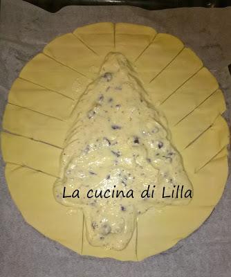 Dolci: Albero di sfoglia con ricotta, cioccolato e arancia Dolci: Albero di sfoglia con ricotta, cioccolato e arancia