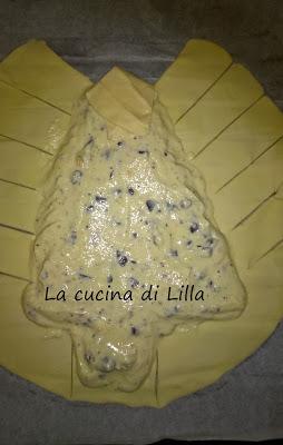 Dolci: Albero di sfoglia con ricotta, cioccolato e arancia Dolci: Albero di sfoglia con ricotta, cioccolato e arancia