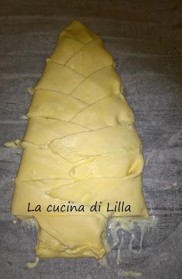 Dolci: Albero di sfoglia con ricotta, cioccolato e arancia Dolci: Albero di sfoglia con ricotta, cioccolato e arancia