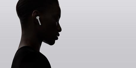 AirPods | maratoneta | prova con mano AirPods | maratoneta | prova con mano