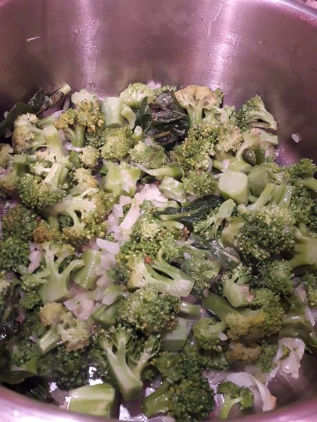 Risotto con cime di broccolo e zafferano Risotto con cime di broccolo e zafferano