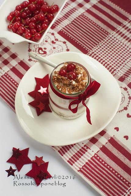 VERRINE DI RICOTTA E RIBES CON BASE CROCCANTE AL MIELE E NOCI VERRINE DI RICOTTA E RIBES CON BASE CROCCANTE AL MIELE E NOCI