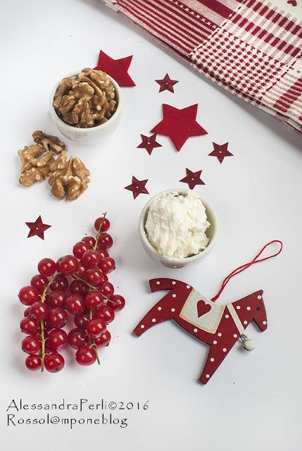 VERRINE DI RICOTTA E RIBES CON BASE CROCCANTE AL MIELE E NOCI VERRINE DI RICOTTA E RIBES CON BASE CROCCANTE AL MIELE E NOCI