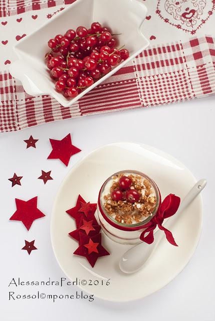 VERRINE DI RICOTTA E RIBES CON BASE CROCCANTE AL MIELE E NOCI VERRINE DI RICOTTA E RIBES CON BASE CROCCANTE AL MIELE E NOCI