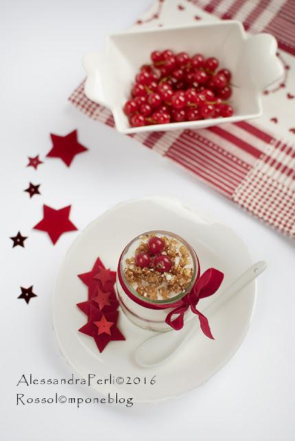 VERRINE DI RICOTTA E RIBES CON BASE CROCCANTE AL MIELE E NOCI VERRINE DI RICOTTA E RIBES CON BASE CROCCANTE AL MIELE E NOCI