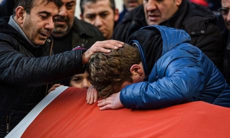Turchia, l’Isis rivendica l’attentato di Istanbul. Un gruppo di italiani scampato alla strage Photograph: Ozan Kose/AFP/Getty Images