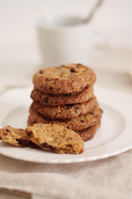 Cookies con gocce di cioccolato fondente e mandorle Cookies con gocce di cioccolato fondente e mandorle