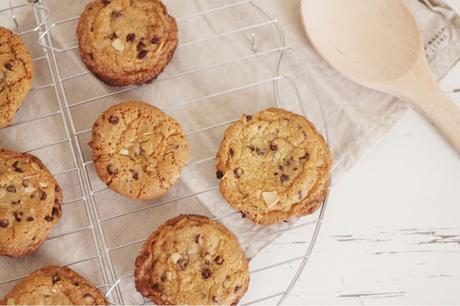 Cookies con gocce di cioccolato fondente e mandorle Cookies con gocce di cioccolato fondente e mandorle