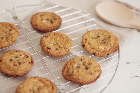Cookies con gocce di cioccolato fondente e mandorle Cookies con gocce di cioccolato fondente e mandorle