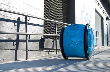 Da Piaggio la valigia che si porta da sola, un R2-D2 nel mondo reale Da Piaggio la valigia che si porta da sola, un R2-D2 nel mondo reale