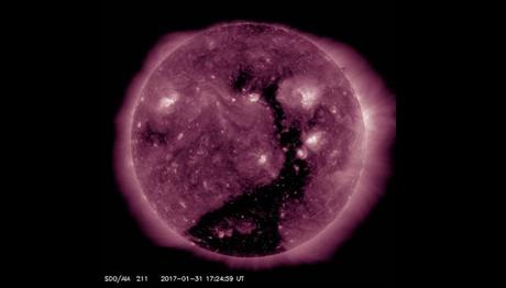 Il Sole ospita un gigantesco canyon (fonte: SDO/NASA)
