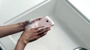 Lo smartphone si lava con il sapone sapone