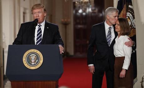 Usa, Trump nomina conservatore Gorsuch alla Corte Suprema. Dem: “Seri dubbi” (ANSA/AP Photo/Carolyn Kaster)