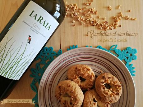 Ciambelline al vino bianco con granella di nocciole Ciambelline al vino bianco con granella di nocciole
