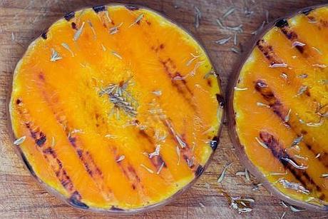 Zucca grigliata con erbe aromatiche Zucca grigliata con erbe aromatiche