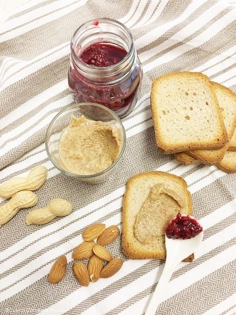 Burro di Arachidi, Mandorle e Semi di girasole e Confettura velocissima di Lamponi! (colazione con le proteine vegetali) Burro di Arachidi, Mandorle e Semi di girasole e Confettura velocissima di Lamponi! (colazione con le proteine vegetali)