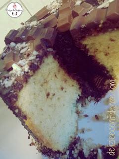 Fluffosa alla vaniglia con glassa al cioccolato fondente e barrette di cioccolato . La mia Chiffon cake per i più golosi! Fluffosa alla vaniglia con glassa al cioccolato fondente e barrette di cioccolato . La mia Chiffon cake per i più golosi!