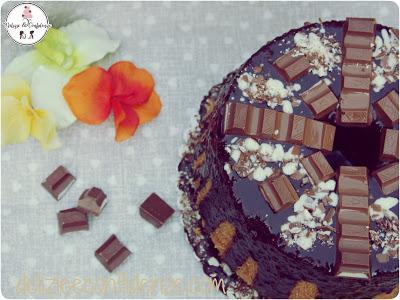 Fluffosa alla vaniglia con glassa al cioccolato fondente e barrette di cioccolato . La mia Chiffon cake per i più golosi! Fluffosa alla vaniglia con glassa al cioccolato fondente e barrette di cioccolato . La mia Chiffon cake per i più golosi!