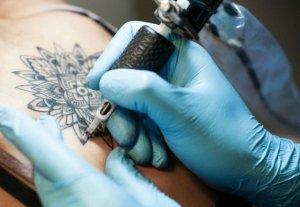 Piercing e tatuaggi: cosa devi sapere per evitare i pericoli tatuaggi