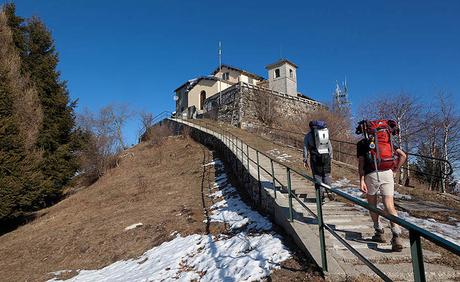 Domenica la ciaspolata al monte Bisbino con il CAI Luino (Foto © aereisentieri)