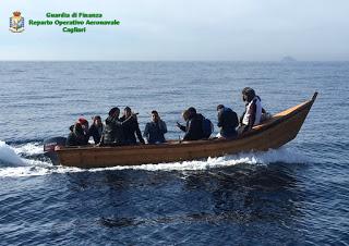 CAGLIARI.Le Fiamme Gialle intercettano 10 clandestini nelle acque di Cala Piombo. CAGLIARI.Le Fiamme Gialle intercettano 10 clandestini nelle acque di Cala Piombo.