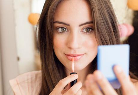 5 idee di make up facili e veloci ragazza che si trucca