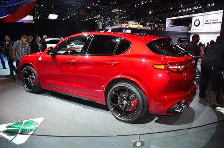 Alfa Romeo Stelvio Quadrifoglio Verde 2017: prezzo, opinioni, scheda tecnica, novità, foto e offerte Alfa Romeo Stelvio Quadrifoglio Verde 2017: prezzo, opinioni, scheda tecnica, novità, foto e offerte