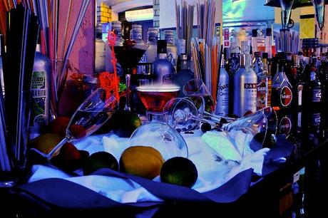 Come si beve? Il galateo dell’alcool Bicchieri attrezzatura x bar