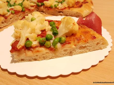 Pizza a lunga lievitazione con cavolfiore, pisellini, mozzarella, bresaola e lievito madre Pizza a lunga lievitazione con cavolfiore, pisellini, mozzarella, bresaola e lievito madre