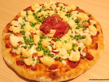 Pizza a lunga lievitazione con cavolfiore, pisellini, mozzarella, bresaola e lievito madre Pizza a lunga lievitazione con cavolfiore, pisellini, mozzarella, bresaola e lievito madre