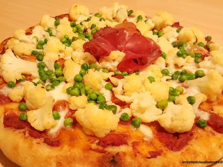 Pizza a lunga lievitazione con cavolfiore, pisellini, mozzarella, bresaola e lievito madre Pizza a lunga lievitazione con cavolfiore, pisellini, mozzarella, bresaola e lievito madre