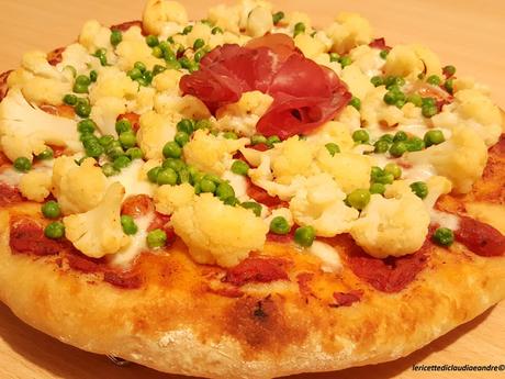 Pizza a lunga lievitazione con cavolfiore, pisellini, mozzarella, bresaola e lievito madre Pizza a lunga lievitazione con cavolfiore, pisellini, mozzarella, bresaola e lievito madre