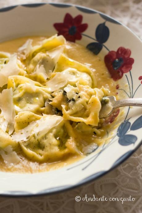 Tortelli di cavolo nero: i pulcini prendono il volo. Tortelli di cavolo nero: i pulcini prendono il volo.
