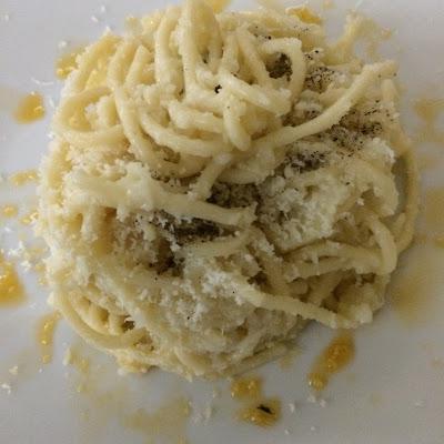 Spaghetti con crema di cavolfiore,cubetti di provola,formaggio pecorino Spaghetti con crema di cavolfiore,cubetti di provola,formaggio pecorino