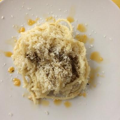 Spaghetti con crema di cavolfiore,cubetti di provola,formaggio pecorino Spaghetti con crema di cavolfiore,cubetti di provola,formaggio pecorino