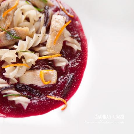 Fusilli di riso all’aringa affumicata su vellutata di barbabietola e mandarino Fusilli di riso all'aringa affumicata
