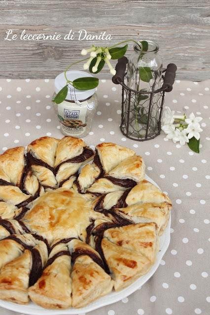 Intreccio di sfoglia con crema di nocciole da forno Intreccio di sfoglia con crema di nocciole da forno