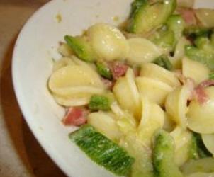 |⇨ Orecchiette con zucchine e speck Orecchiette con zucchine e speck